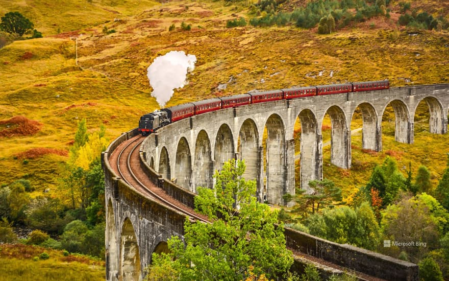 Jacobite steam train, Glenfinnan Viaduct, Inverness-shire, Scotland