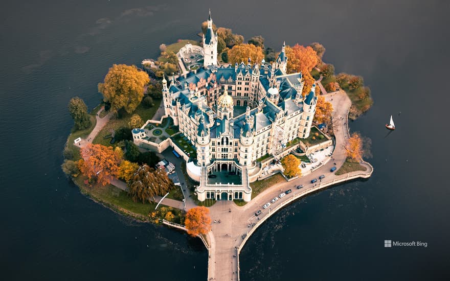 Schwerin Castle on Lake Schwerin, Mecklenburg-Vorpommern, Germany